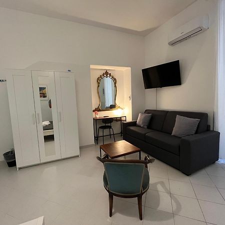 Pop Santa Chiara Bed & Breakfast เนเปิลส์ ภายนอก รูปภาพ