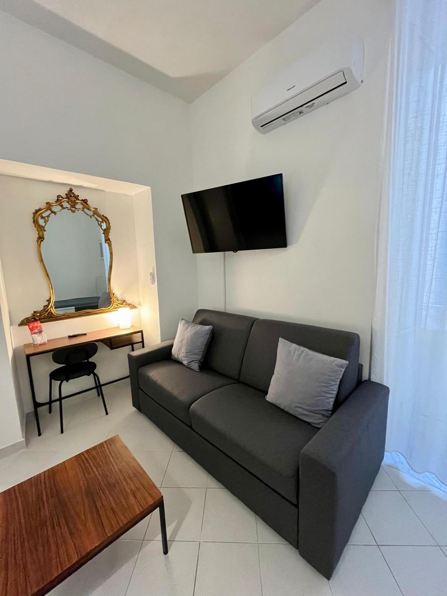 Pop Santa Chiara Bed & Breakfast เนเปิลส์ ภายนอก รูปภาพ
